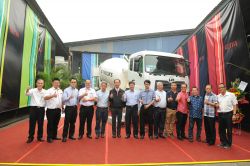Group Photo of TCIE and Gethi Engineering with UD Trucks  Quester 8x4 Mixer Truck